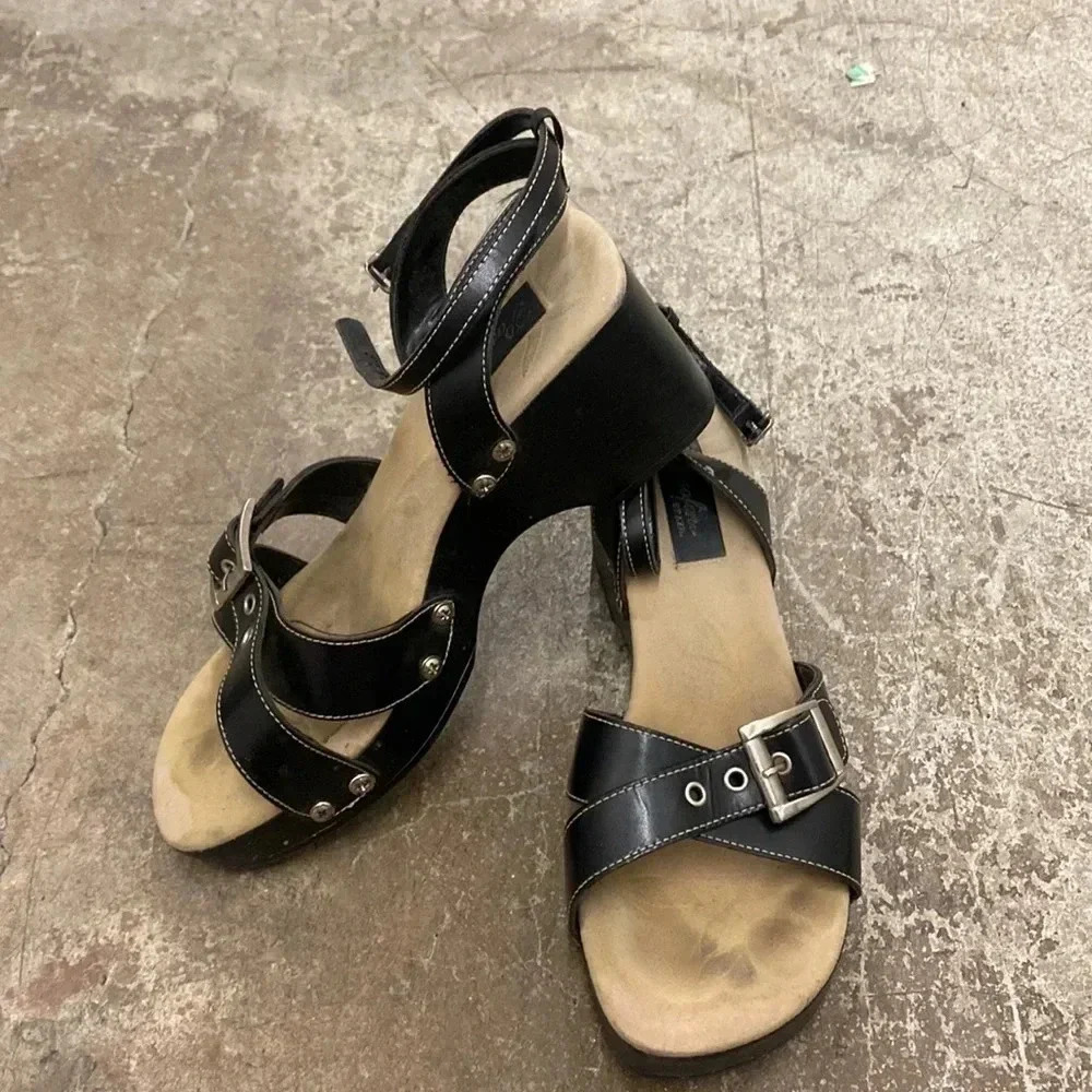 Leather clogs